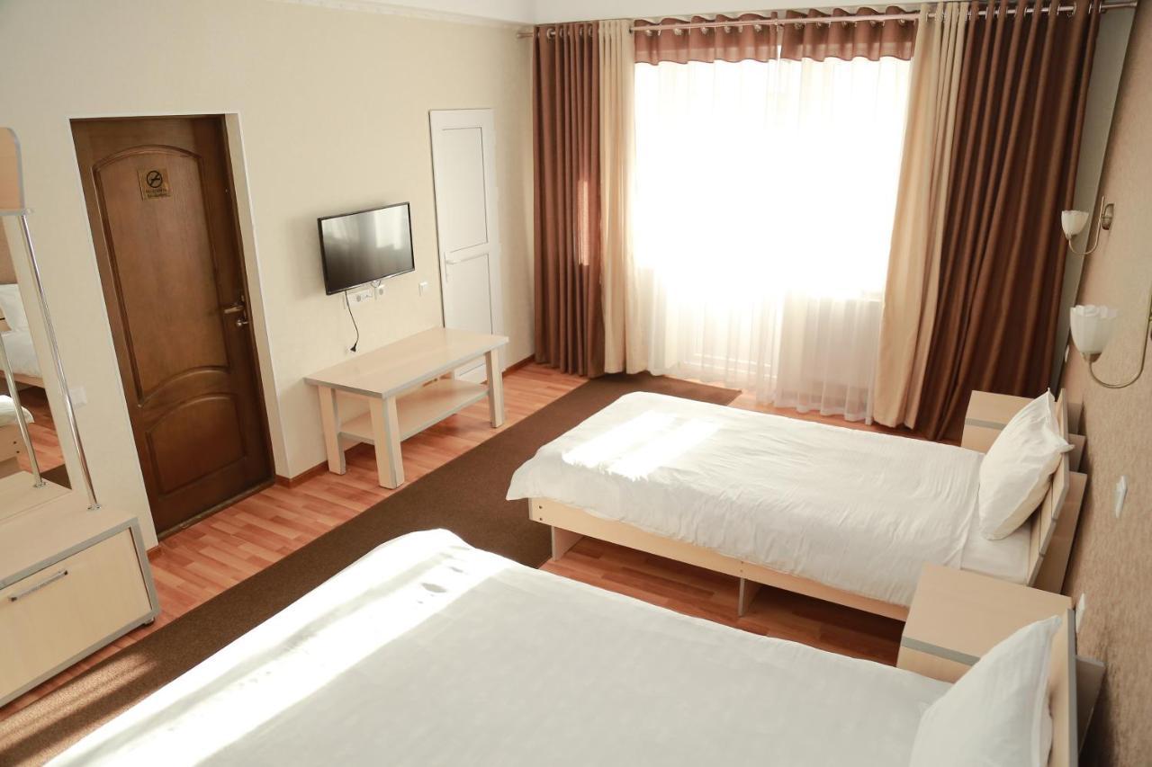 Caravan Hotel Karakol Exteriör bild