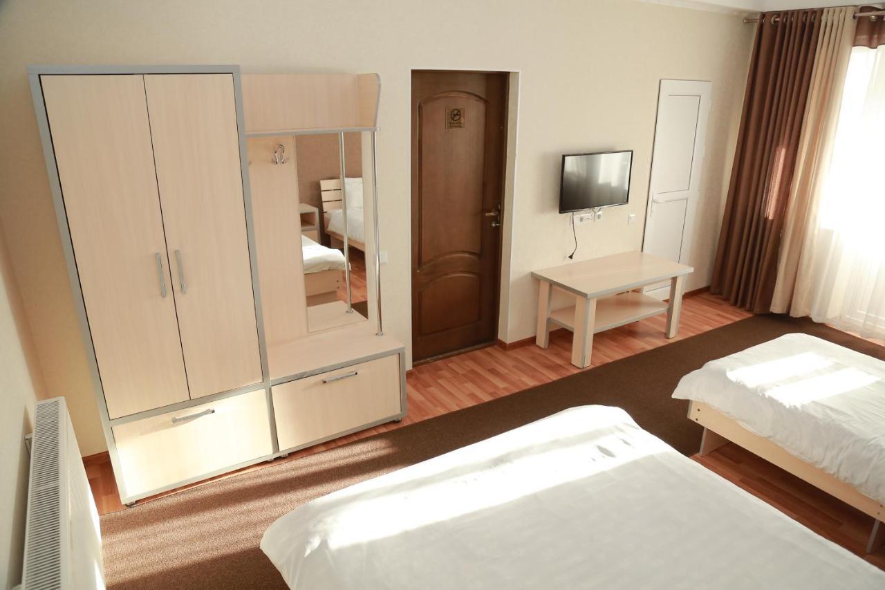 Caravan Hotel Karakol Exteriör bild