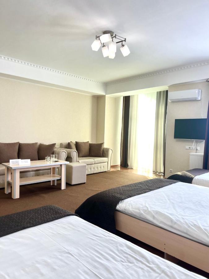 Caravan Hotel Karakol Exteriör bild