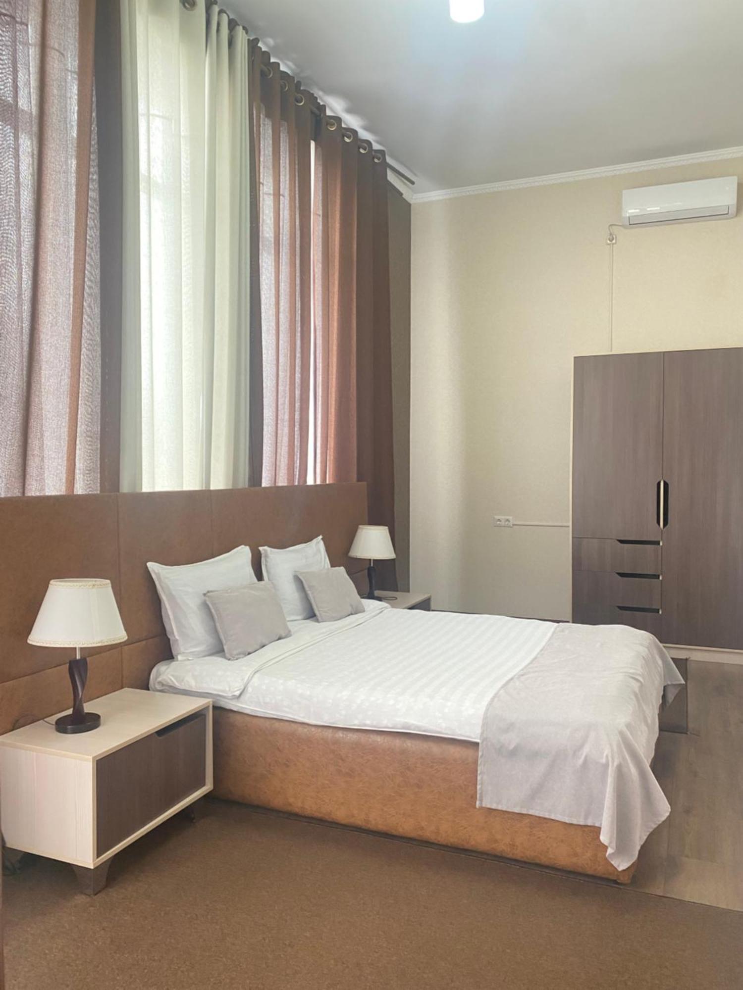 Caravan Hotel Karakol Exteriör bild