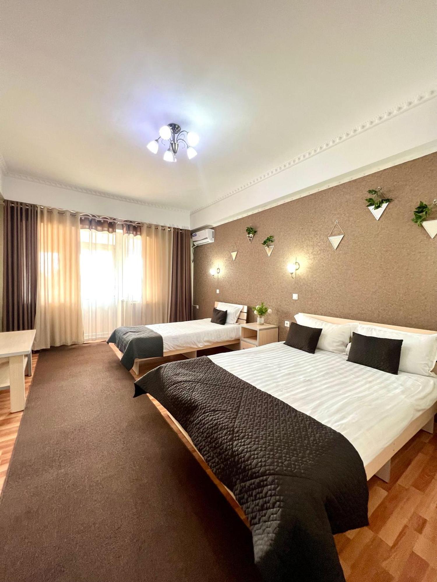 Caravan Hotel Karakol Exteriör bild