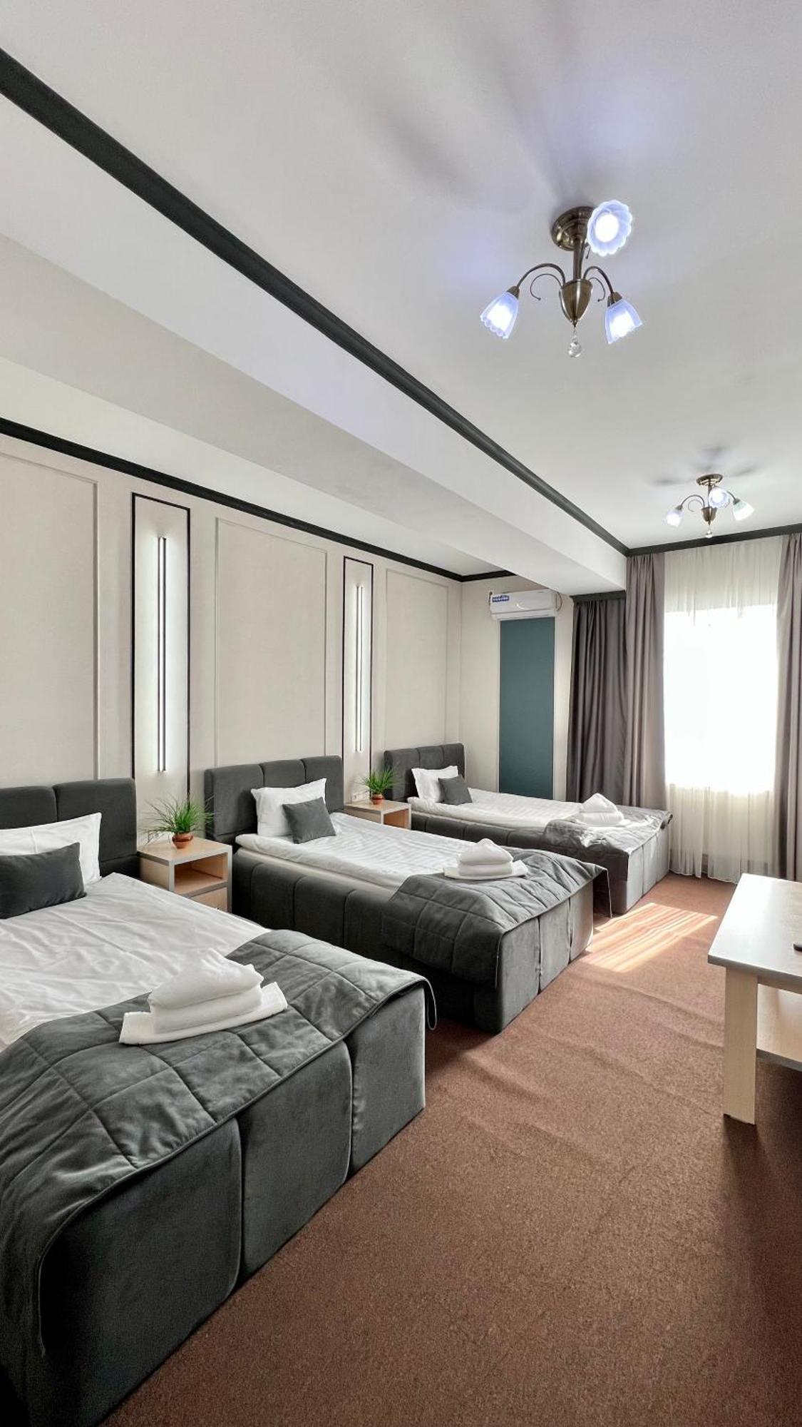 Caravan Hotel Karakol Exteriör bild
